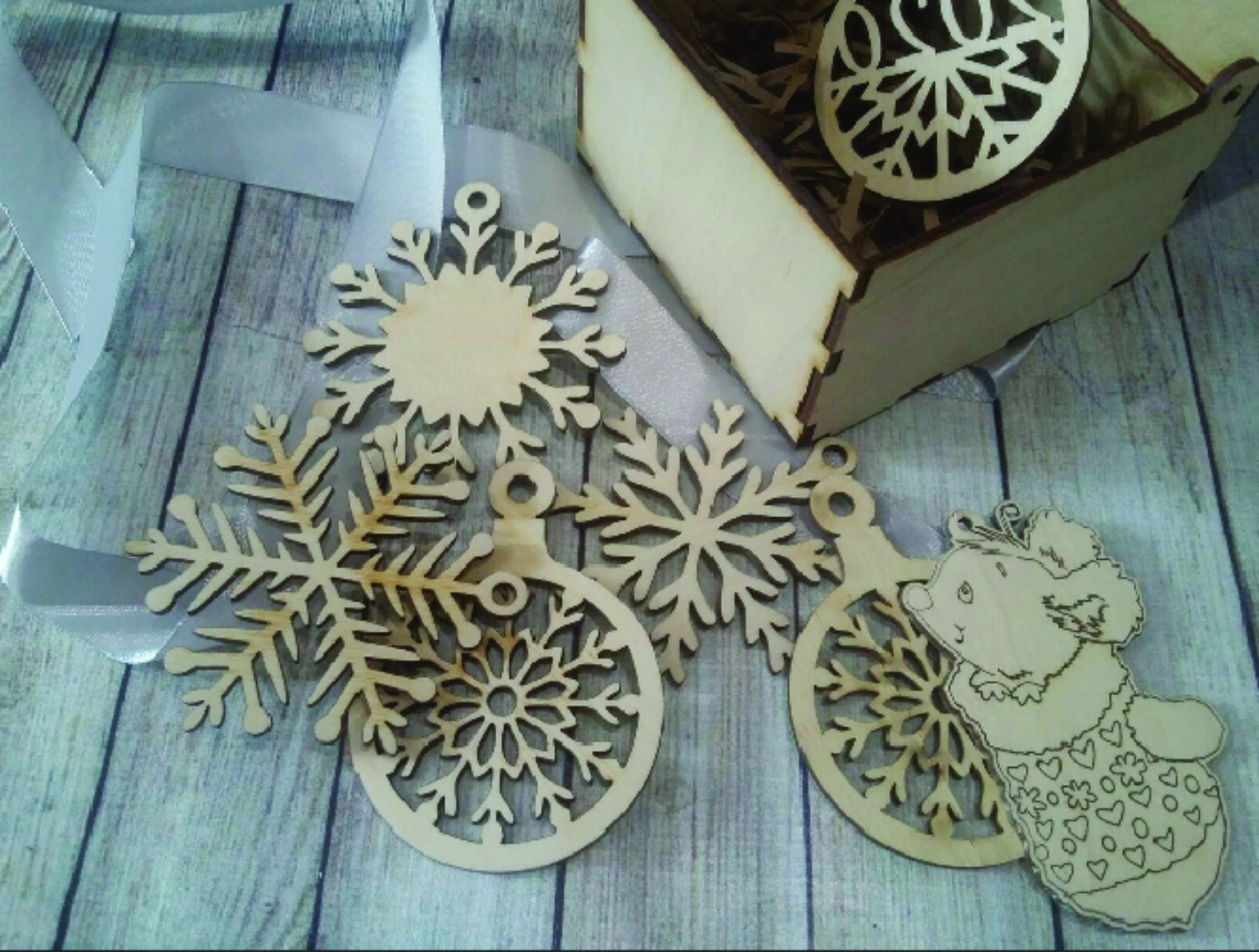 Wooden Box With Snowflake Toys 100x100x75mm