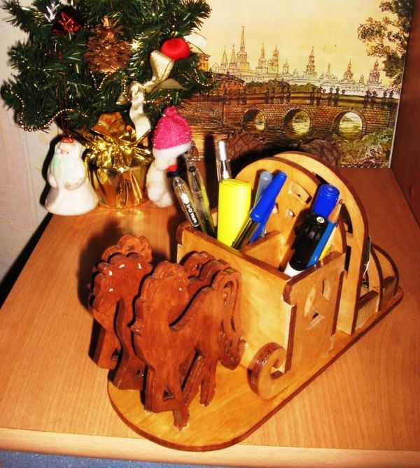 Three horses pen holder