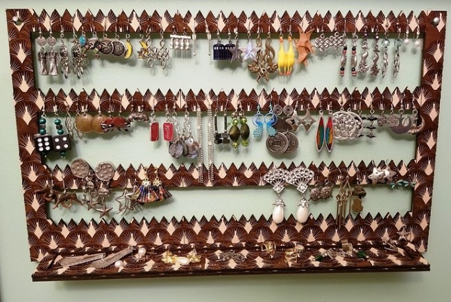 Wall mount earring rack