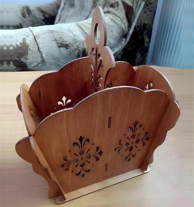 Decorative wooden cutlery holder for dining table