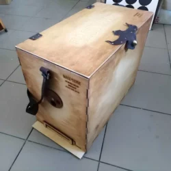 Wooden beekeepers box with ventilated bottom