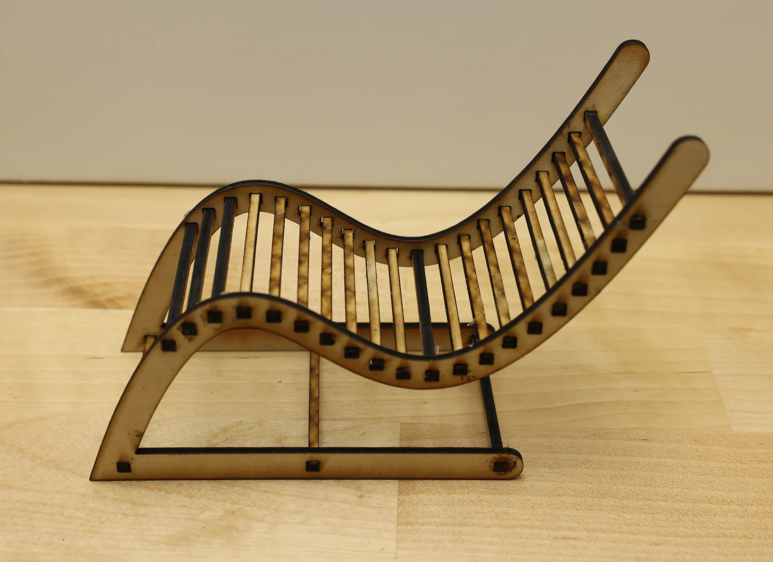 Wooden wavy chair